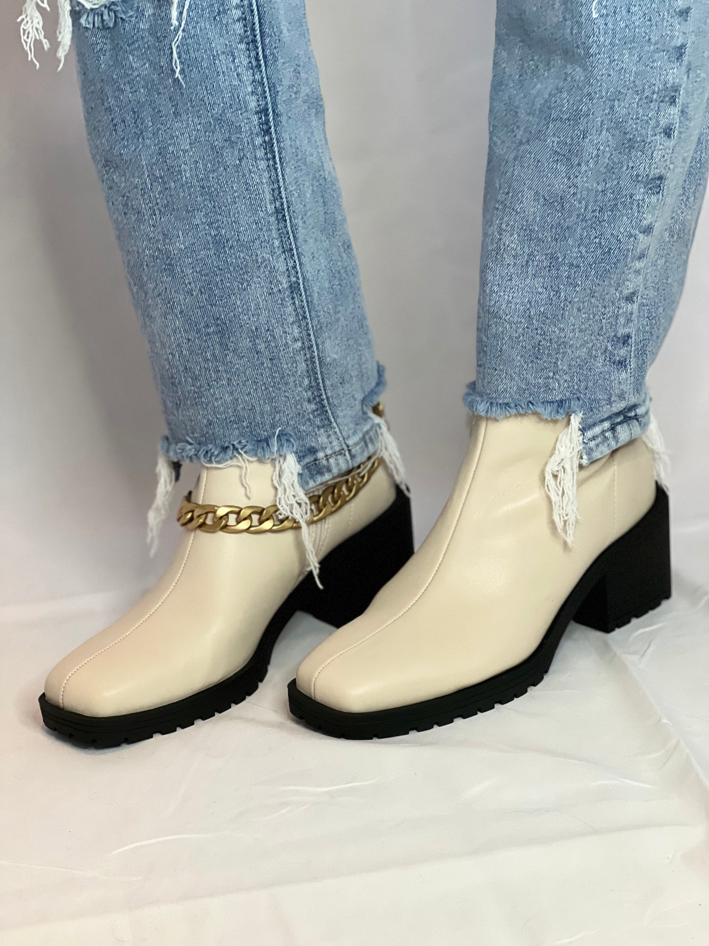 Yenni Boot in Bone